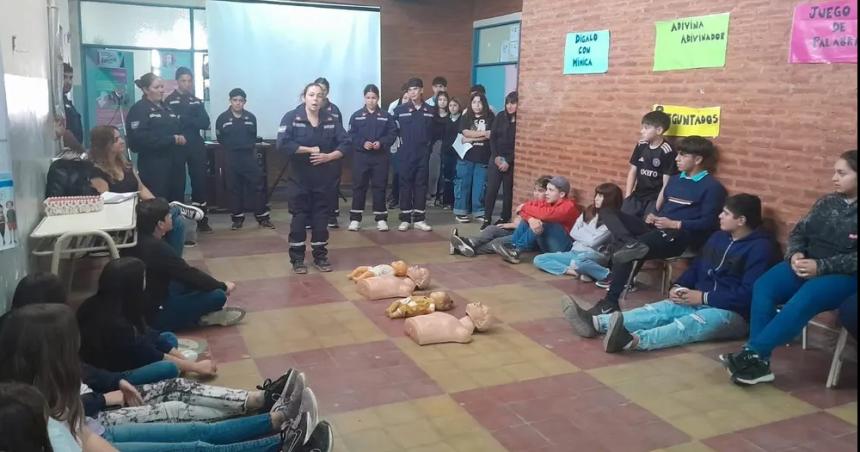 Alumnos de Parera conmemoraron el Diacutea del Estudiante Solidario