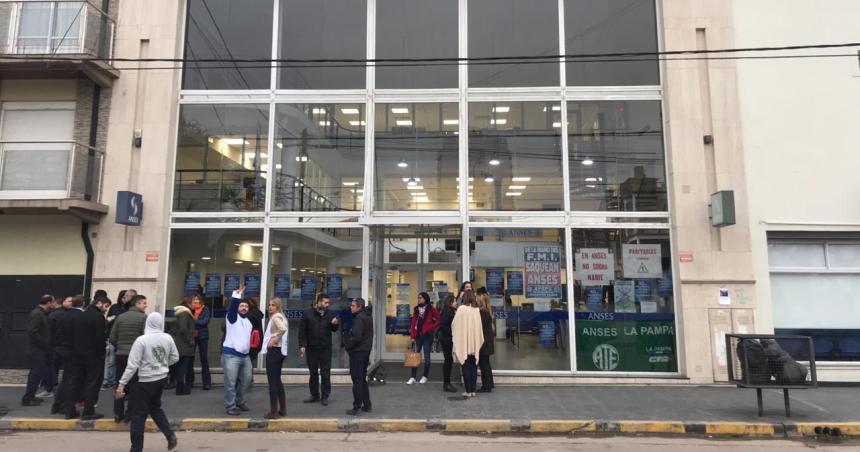Maacutes de 10 mil pampeanos ya se anotaron para cobrar el refuerzo de ANSES