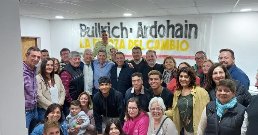 En campantildea Ardohain consiguioacute una foto con el intendente de Victorica