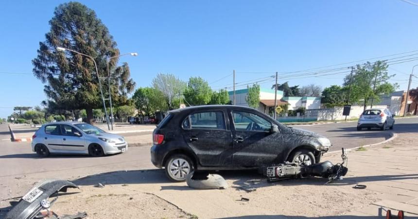 Un motociclista con fracturas muacuteltiples en una pierna en Toay