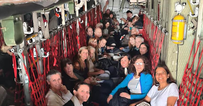 El primer vuelo con argentinos evacuados desde Israel llegoacute a Roma