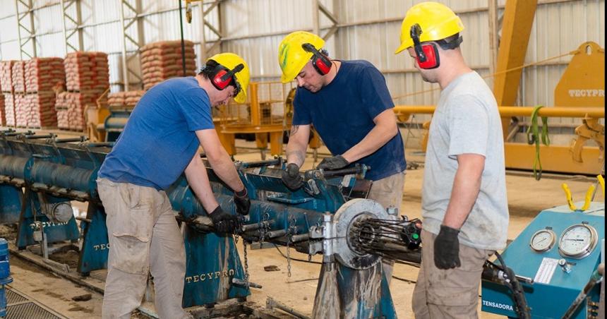 La Cooperativa de Electricidad de Winifreda inaugura su faacutebrica de columnas de hormigoacuten