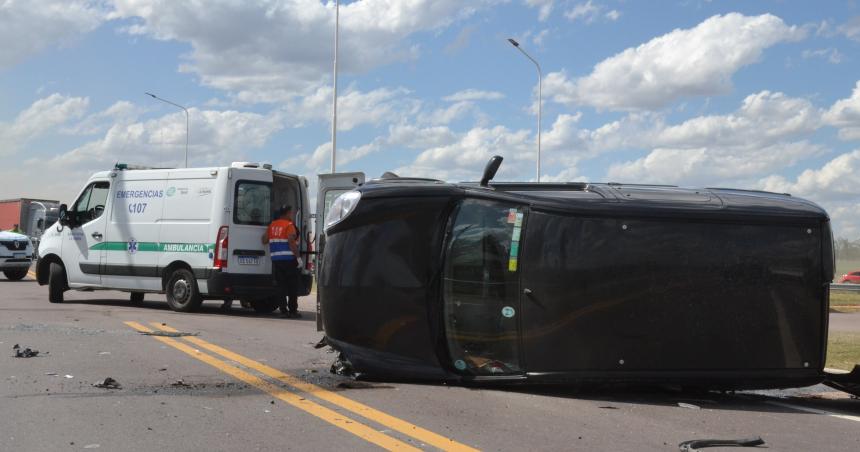 Fuerte choque y vuelco en el cruce de las rutas 35 y 14