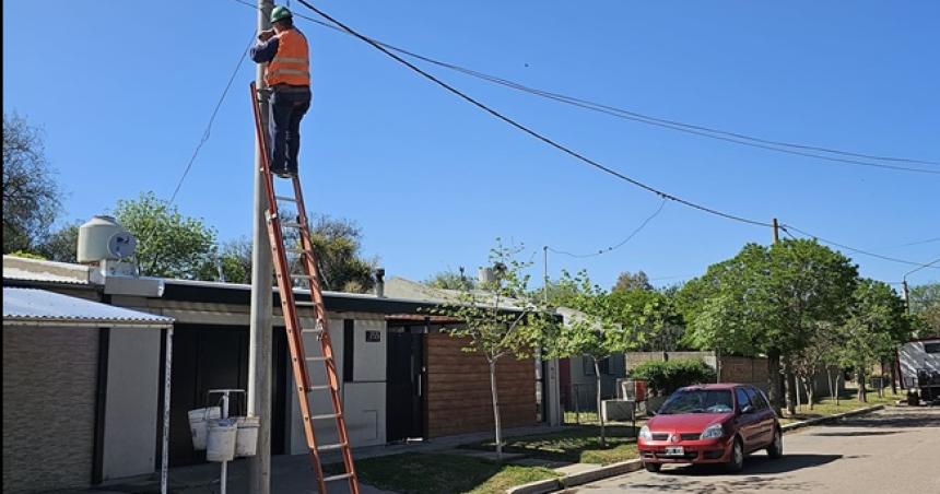Instalan la red de fibra oacuteptica domiciliaria en Quehueacute