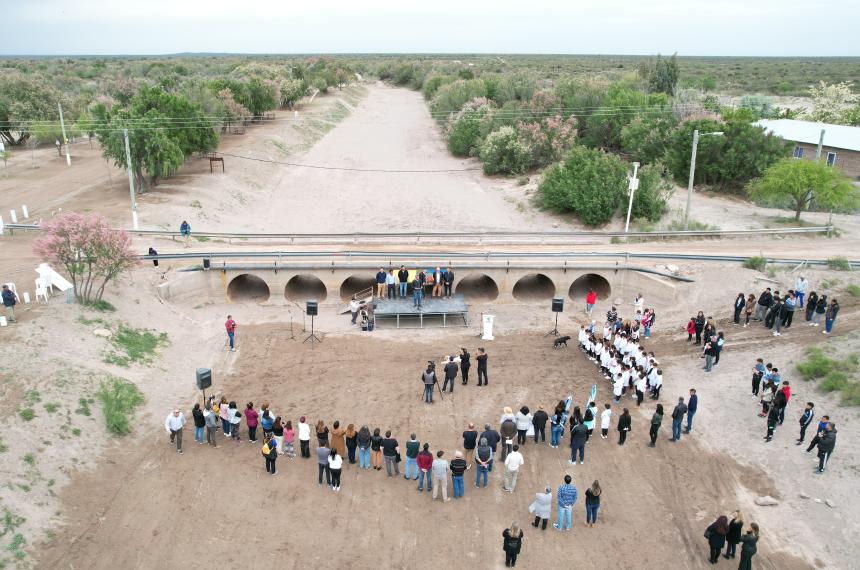 En el cauce seco del riacuteo se reafirmoacute el reclamo pampeano contra el corte del Atuel