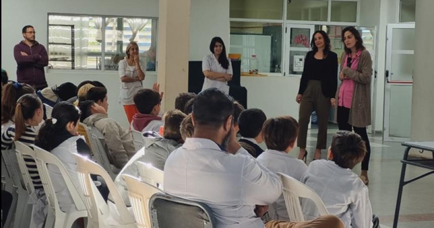 Alumnos de Quemuacute recibieron una charlasobre uso responsable de redes sociales