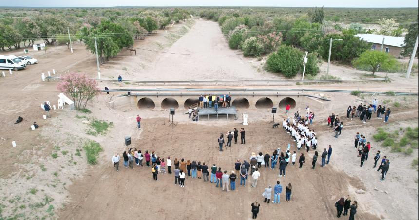 En el cauce seco del riacuteo se reafirmoacute el reclamo pampeano contra el corte del Atuel