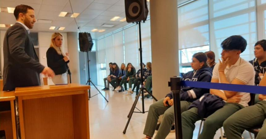 80 estudiantes secundarios presenciaron un juicio por un femicidio
