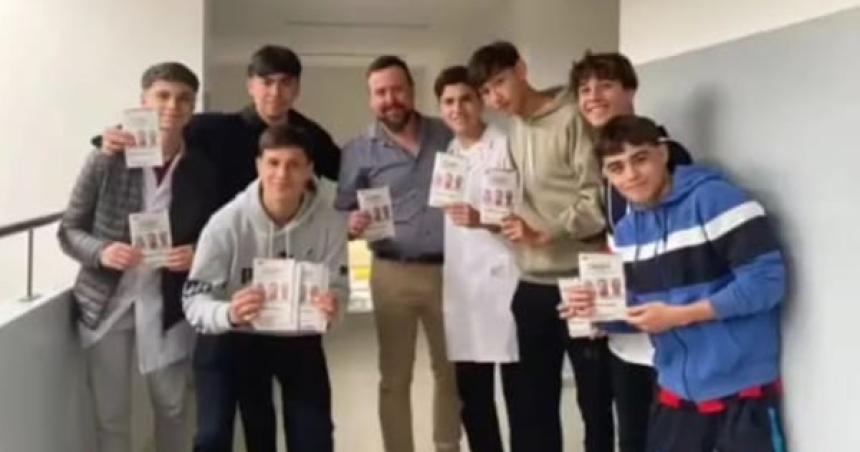 Poleacutemica por la foto de un candidato con boletas en una escuela de Pico