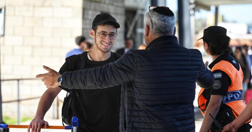 Llegoacute al paiacutes el tercer vuelo con argentinos repatriados desde Israel