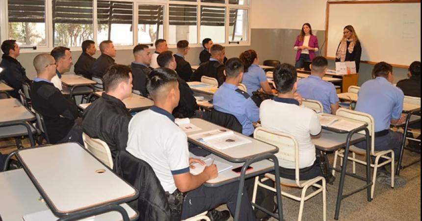 Capacitacioacuten a policiacuteas sobre prevencioacuten de las violencias