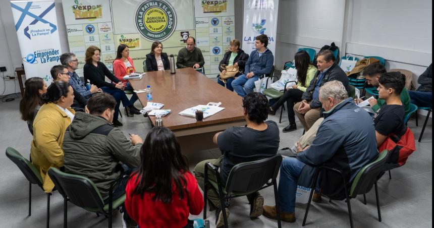 Encuentro con joacutevenes de asociaciones rurales