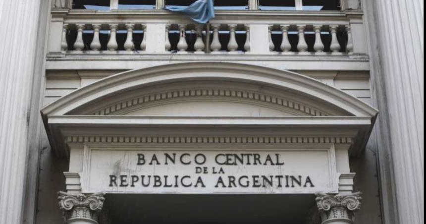 El BCRA prorrogoacute la norma que le impide a los bancos aumentar su posicioacuten en doacutelares