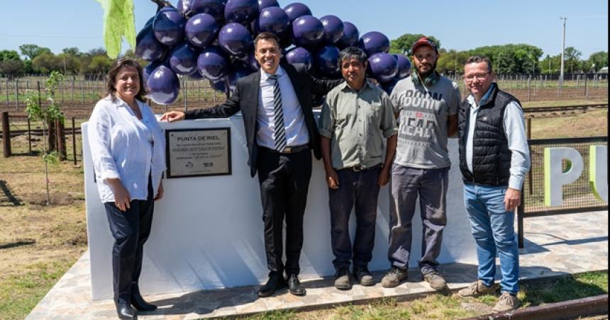 En su aniversario 122 Teleacuten presentoacute el vino De pie al viento  