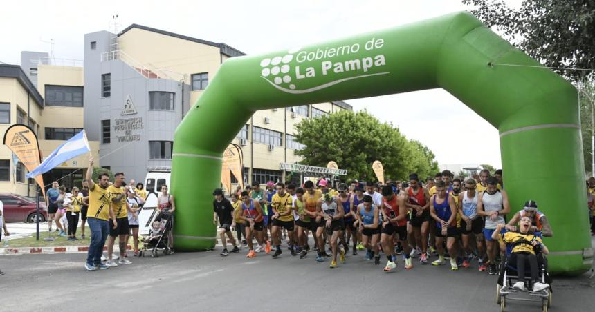 Vialidad Provincial celebroacute sus 70 antildeos con una Correcaminata Solidaria