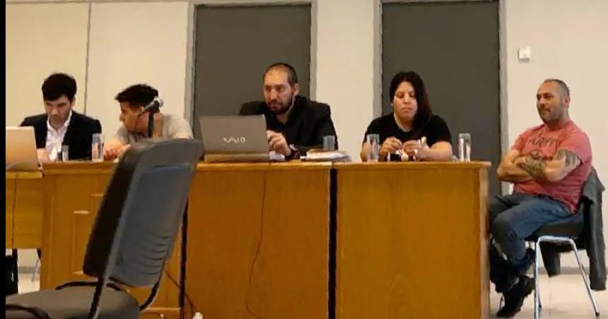 Pidieron 4 antildeos de prisioacuten para un policiacutea que golpeoacute a un detenido en pandemia
