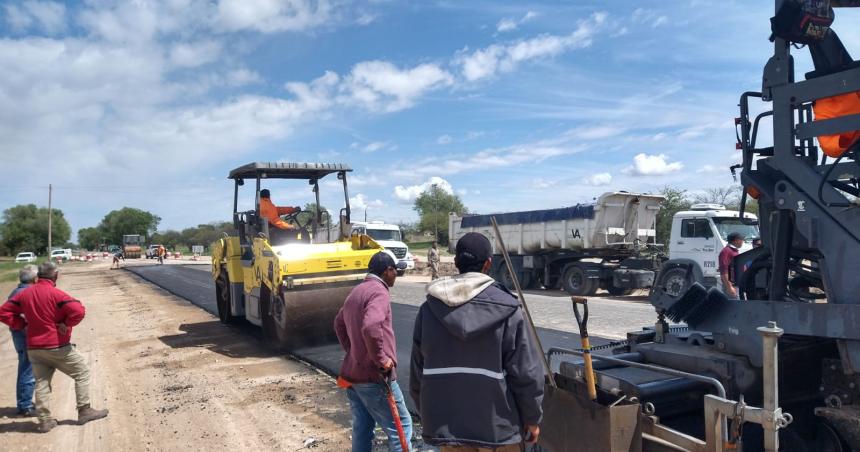 Travesiacutea Urbana de Acha- ya pavimentan la calzada principal