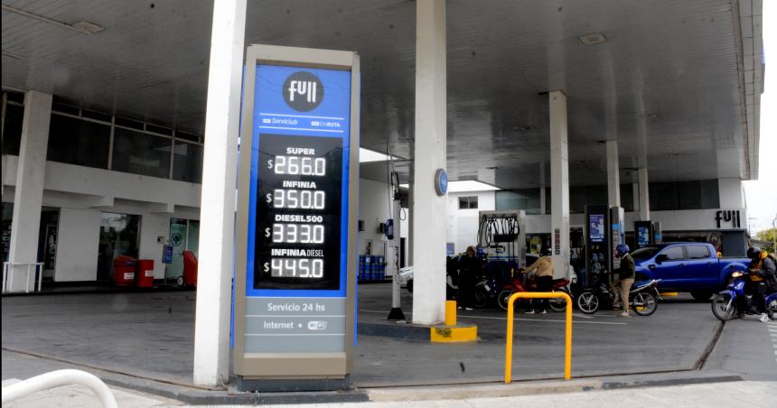 Los combustibles subieron 10-en-porciento- y en Santa Rosa la Suacuteper llegoacute a 266 pesos
