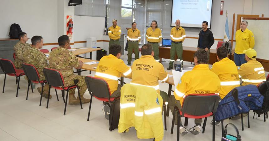 Personal de Defensa Civil en una formacioacuten de nivel nacional