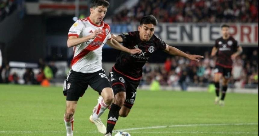 Huracaacuten golpeoacute a River en el Monumental y salioacute del descenso