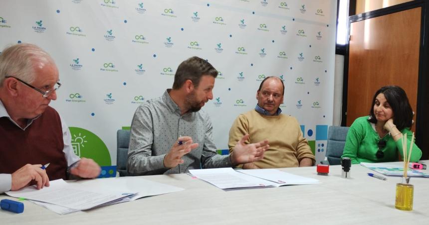 Firmaron los primeros convenios para bombeo solar y agua potable en La Pampa