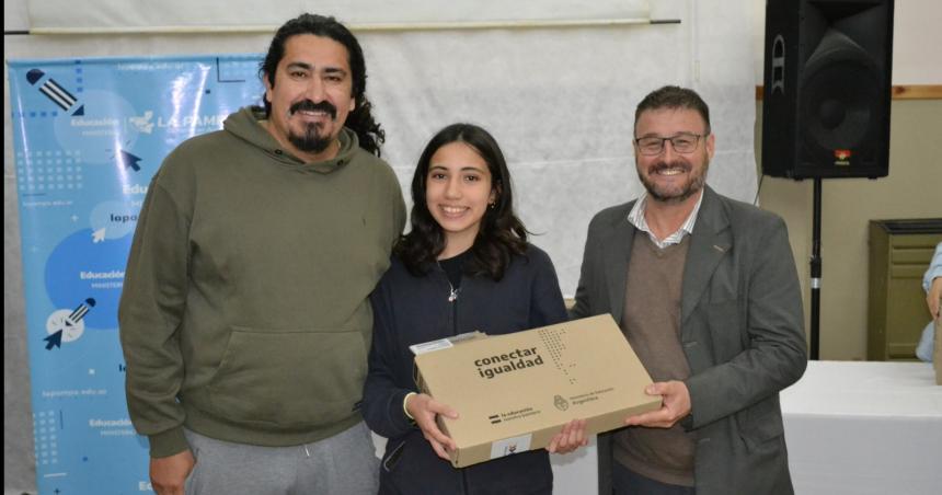 El ministro Maccione encabezoacute entrega de notebooks
