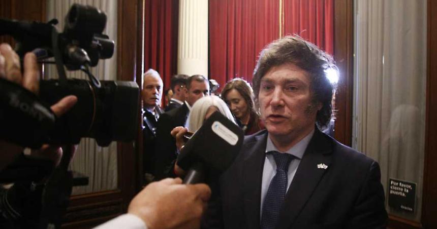 En medio de una crisis por fugas Milei se reuacutene con senadores y diputados electos