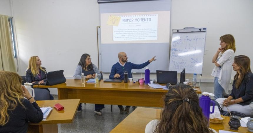 Continuacutea la formacioacuten de cuerpos directivos docentes
