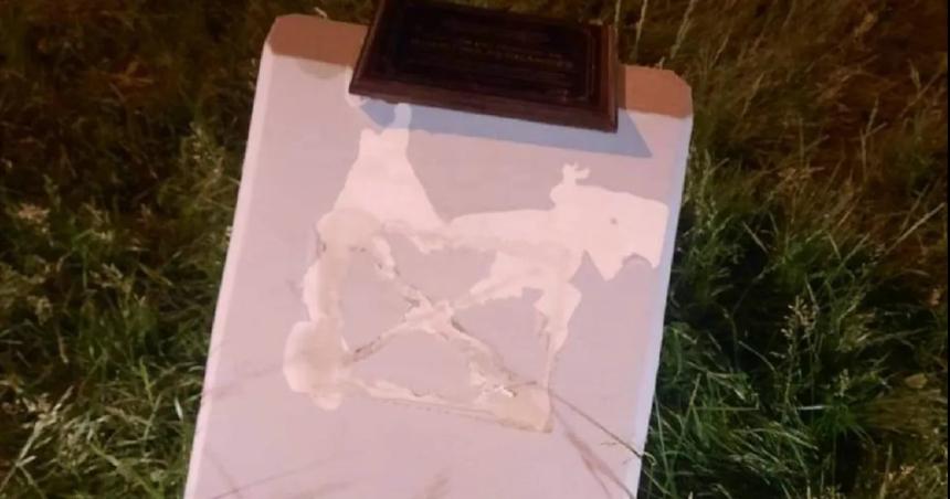 Robaron la placa en honor a Agustina Fernaacutendez en Cipolletti