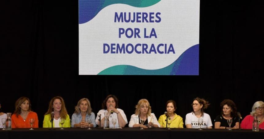 Un nutrido grupo de mujeres advierte por las poliacuteticas de Milei