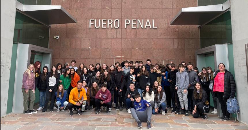 Medio centenar de estudiantes en una charla en el Centro Judicial
