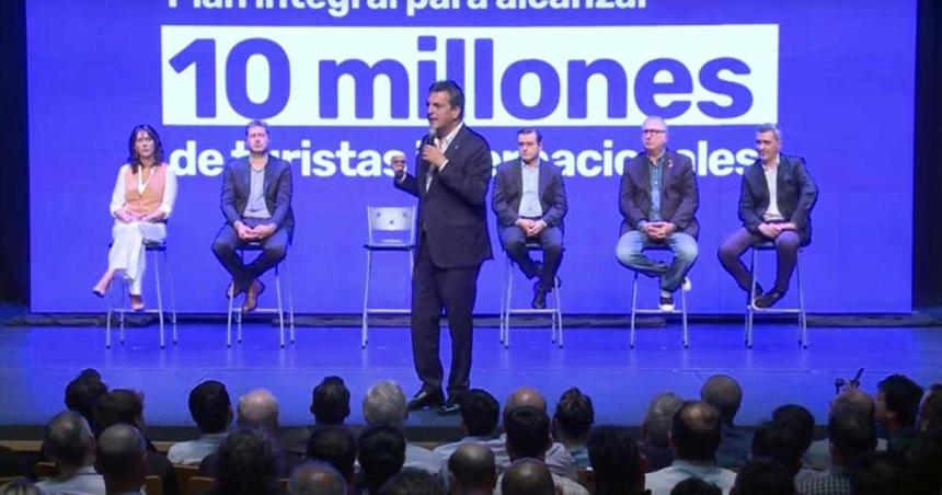 Massa llamoacute a construir un nuevo pacto federal con maacutes coparticipacioacuten y no menos