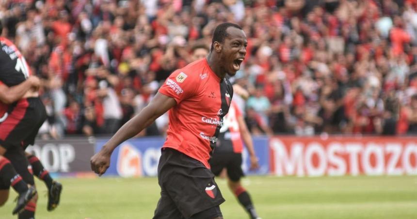 Coloacuten goleoacute a Talleres y la permanencia quedoacute al rojo vivo