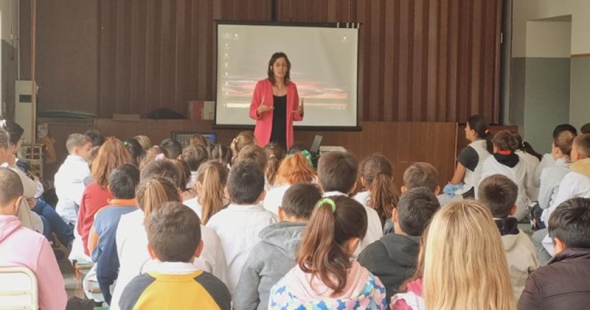 Alumnos de Villa Mirasol recibieron una charla sobre uso responsable de redes sociales