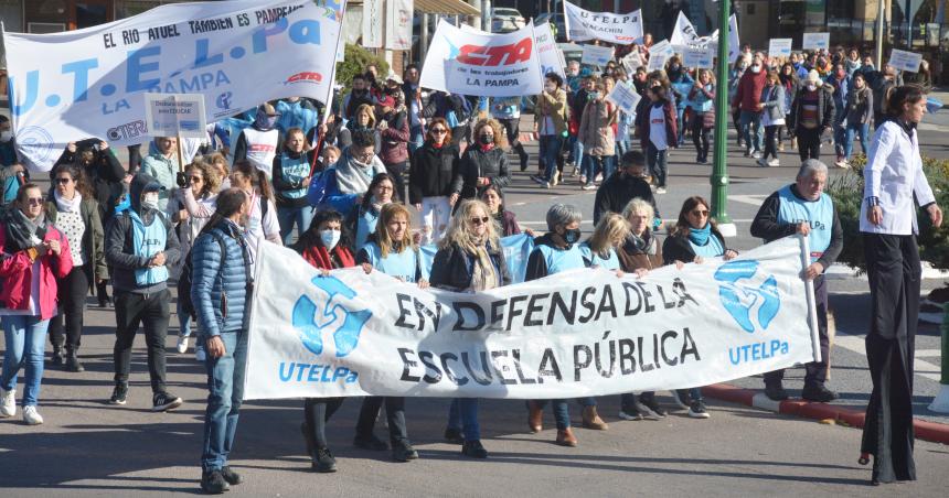 Docentes piden reapertura de paritaria para el cierre del antildeo