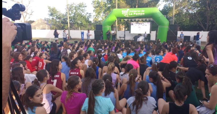 Hockey- con 23 equipos arrancoacute el Regional de Clubes sub 14
