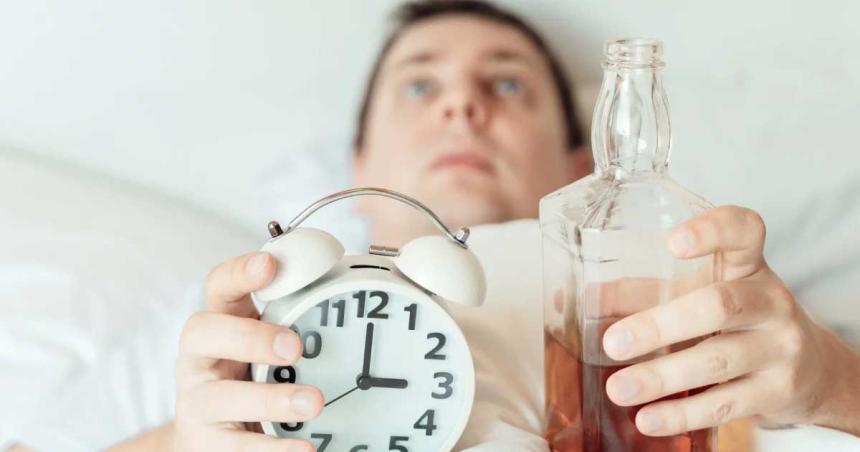 Beber alcohol no ayuda a dormir mejor seguacuten los expertos en Medicina del Suentildeo