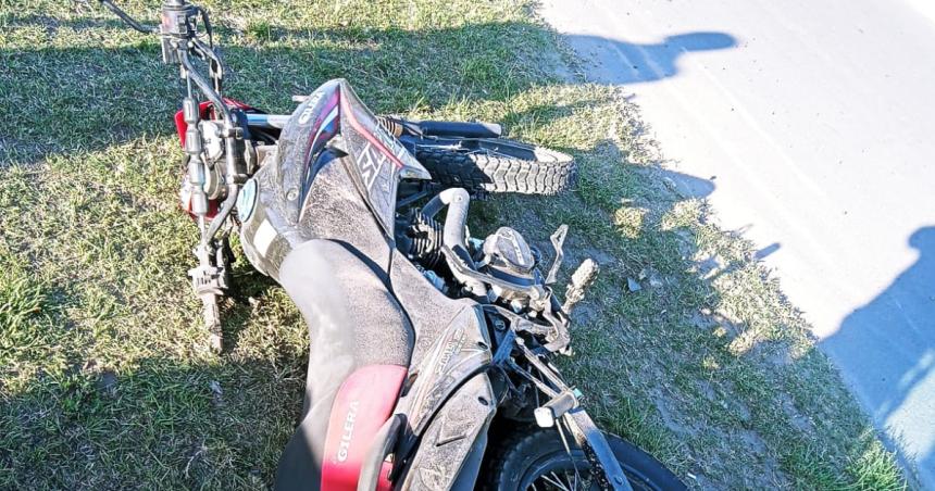 Motociclista saliacutea de una rotonda y lo chocaron