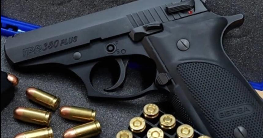 Fue a vender dos armas de grueso calibre y se las robaron
