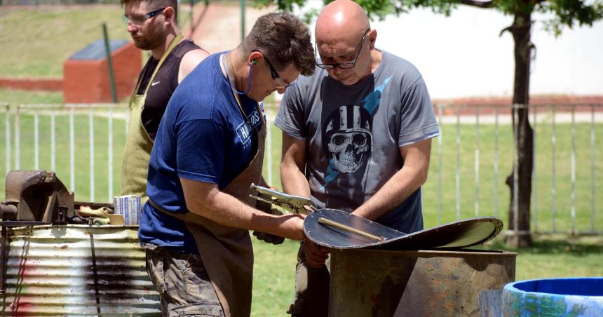 Forjadores realizan una escultura colectiva en la laguna Don Tomaacutes