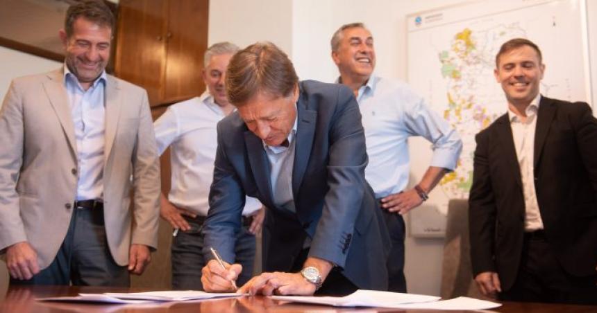 Mendoza firmoacute el contrato para el avance de Potasio Riacuteo Colorado