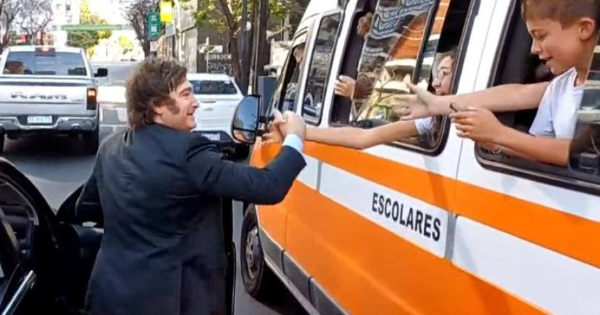 Rumbo a Olivos Milei se bajoacute del auto para saludar a un micro escolar