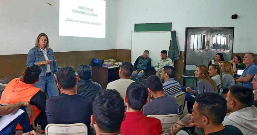 Joacutevenes y adultos en taller sobre comunicacioacuten y abordaje de conflictos