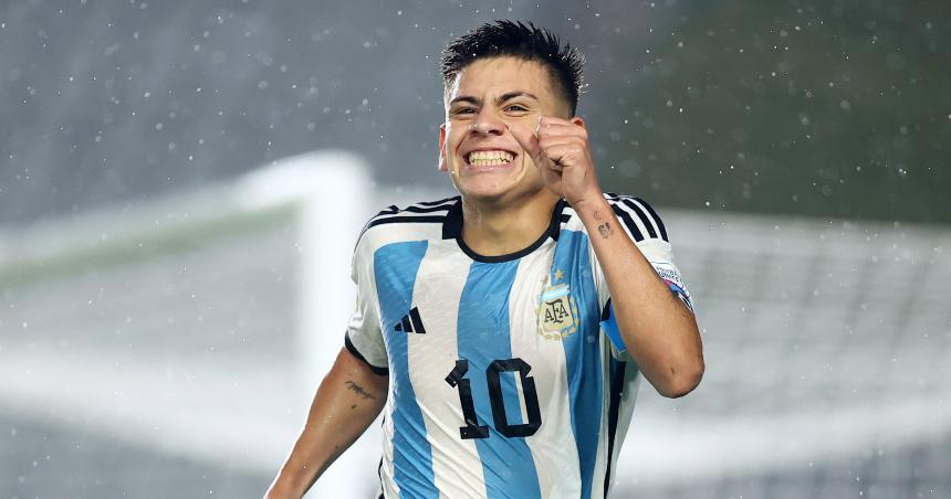 Argentina goleoacute a Brasil con un triplete del Diablito Echeverri y estaacute en semifinales