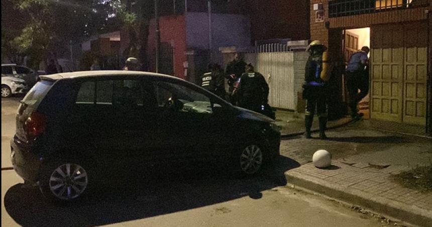 Policiacuteas rescataron a una mujer de un incendio en Pico