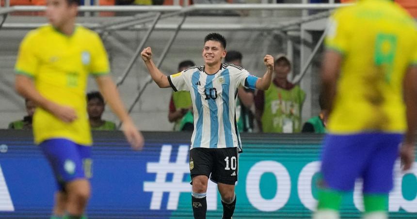 Argentina goleoacute a Brasil con un triplete del Diablito Echeverri y estaacute en semifinales