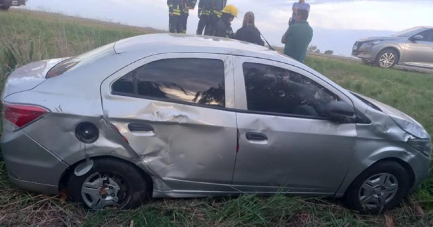 Un auto volcoacute sobre la ruta 35 cerca de Realicoacute