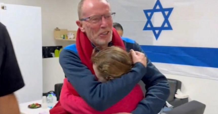 Hamaacutes entrega a otro grupo de rehenes israeliacutees y extranjeros