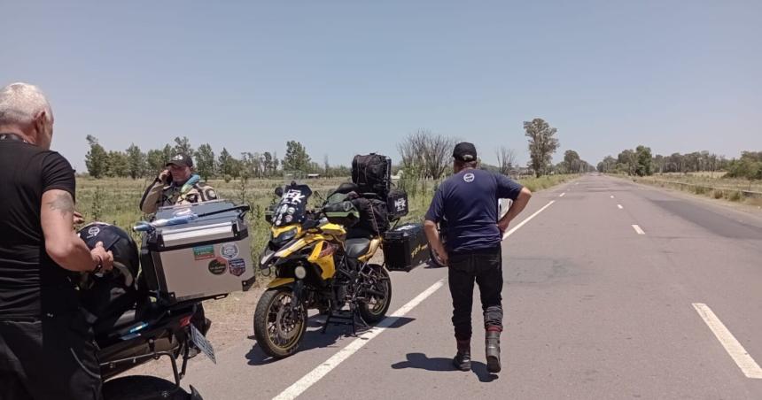 Una motocicleta con dantildeos por el estado de la Ruta 188