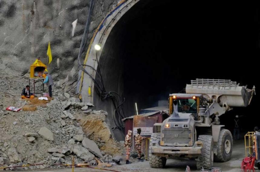 India- rescataron a los 41 trabajadores que habiacutean quedado atrapados dentro de un tuacutenel